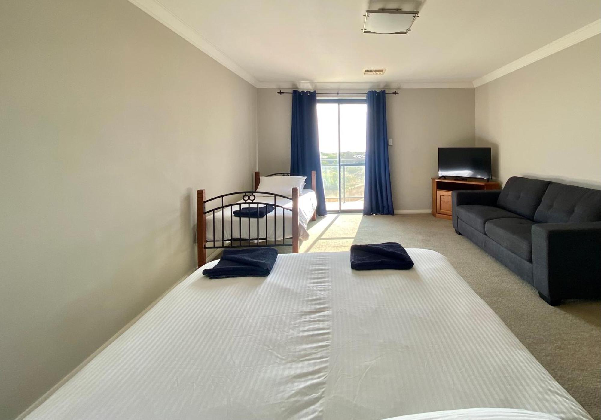 Port Denison Beach Resort Buitenkant foto
